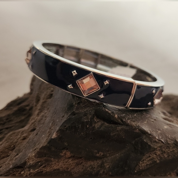 NWT Lia Sophia "Violeta" Cut Crystal Stretchy bracelet - Picture 2 of 4